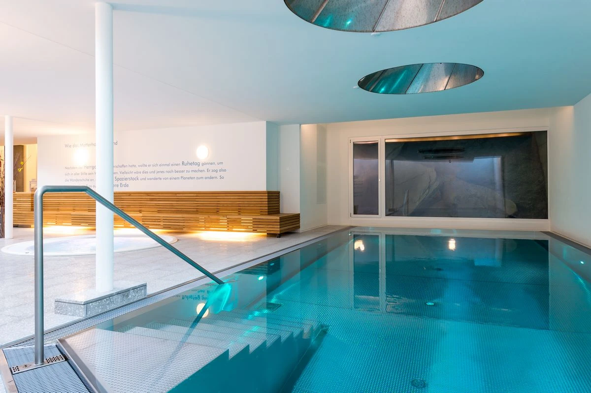 Piscine intérieure et jacuzzi