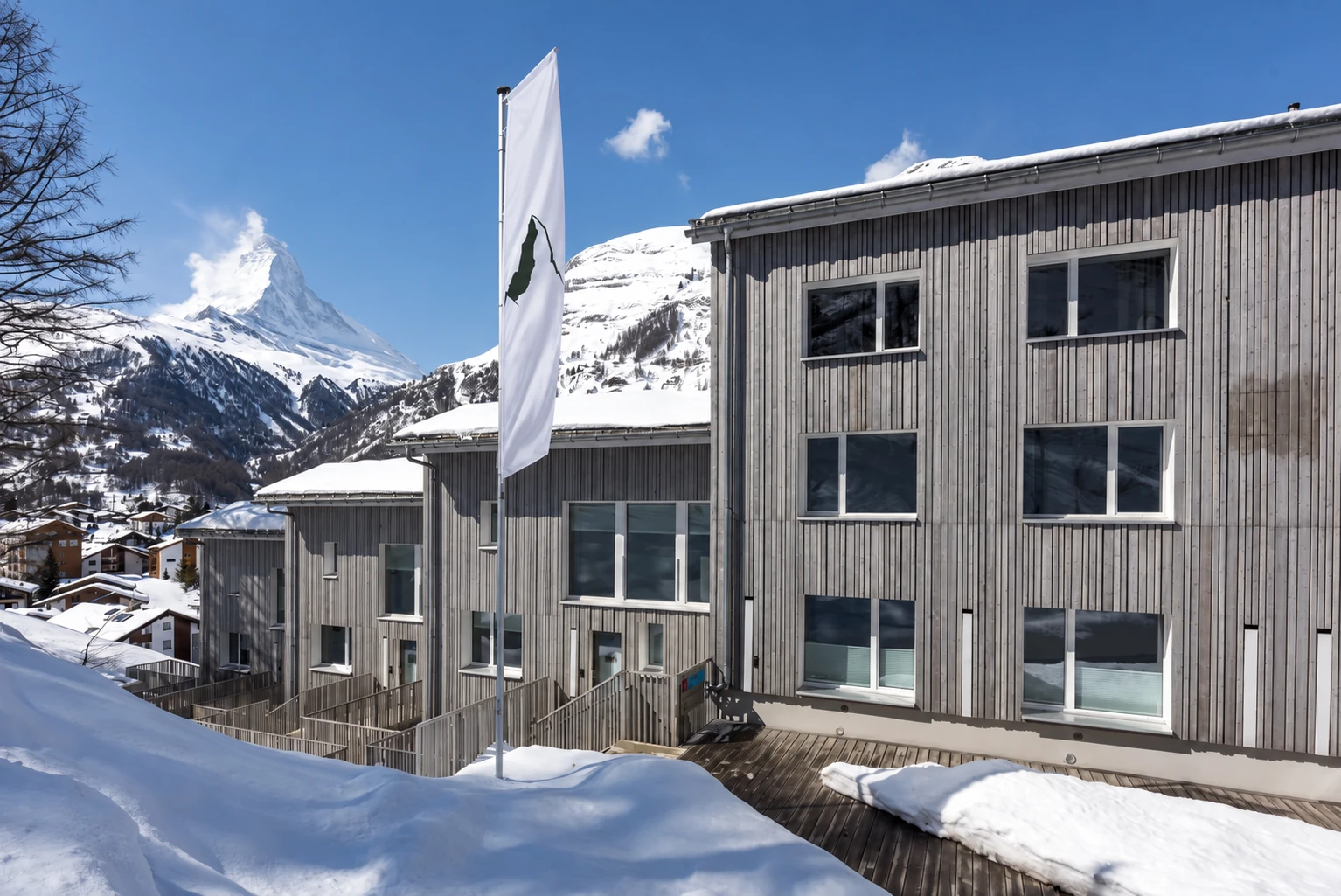 La résidence, le Cervin et le drapeau Legendär